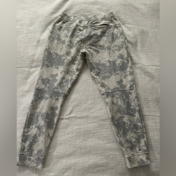 Men’s lululemon joggers size large - Picture 4 of 7